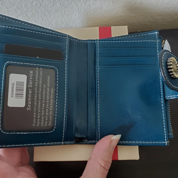 NIB Seammer Bifold Leather Wallet - Picture 3 of 9